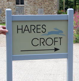 On this entrance sign the oak can be painted instead of the usual satin varnish.