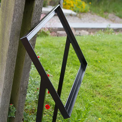 Iron stone memorial stand