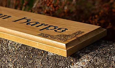 Close up of scalloped edge on wooden sign